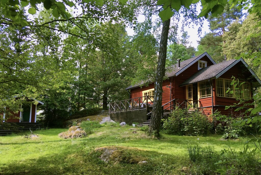 Det större huset på Bjurön, ursprungligen en gammalt härbre från Jämtland.